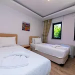 House Sapphire Nyaraló